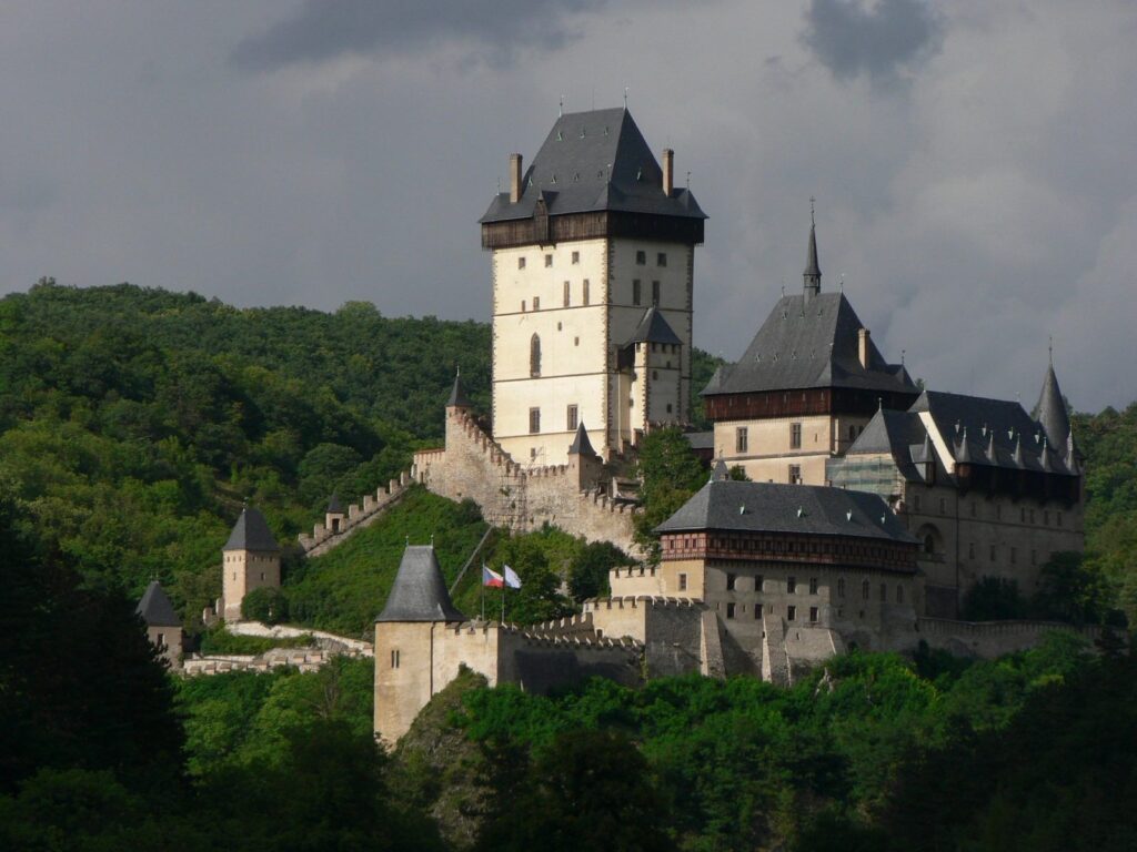 Gotický hrad Karlštejn se nachází jen pár minut od Prahy a patří mezi místa, která určitě stojí za návštěvu.
