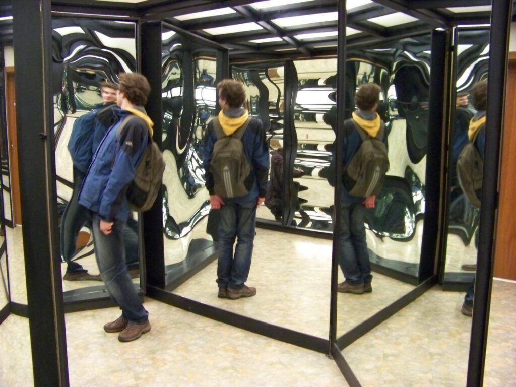 Zrcadlová bludiště jsou zdrojem zábavy pro děti i dospělé.