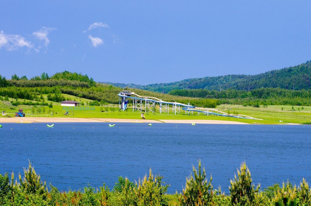 Jezero Michal a jeho okolí nabízí mnoho atrakcí pro děti i jejich rodiče.
