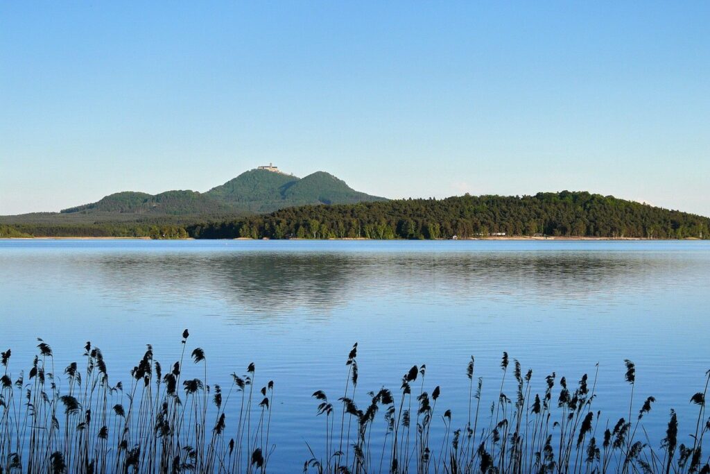 Máchovo jezero je největším rybníkem v Čechách.