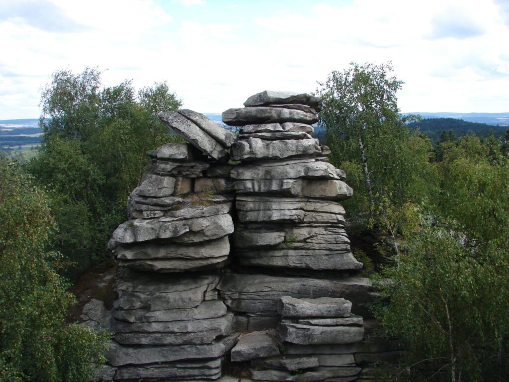 Míchova skála se ukrývá v Jihlavských vrších, nedaleko vrcholu Javořice.