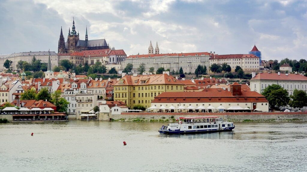 Po Vltavě si lze udělat výlet lodí a pozorovat významné budovy historické Prahy.