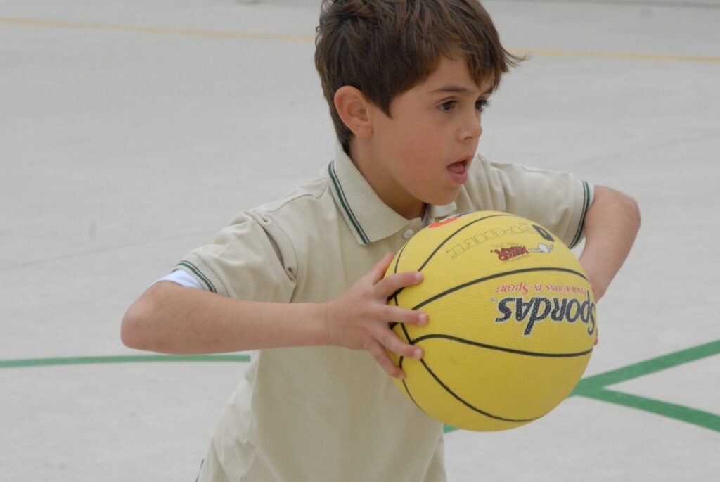 Hod míčem patří mezi základní dovednosti, které by předškolní děti měly ovládat.